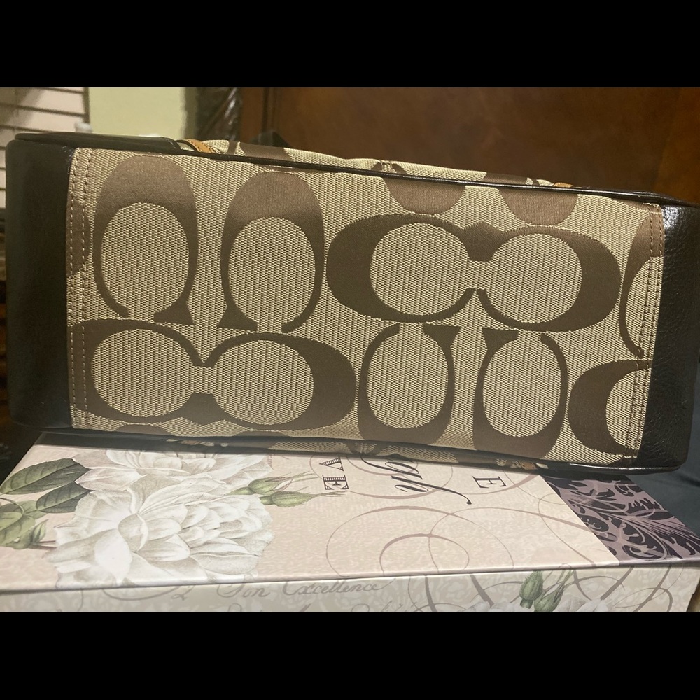 Brand new signature Coach bag - Picture 5 of 10